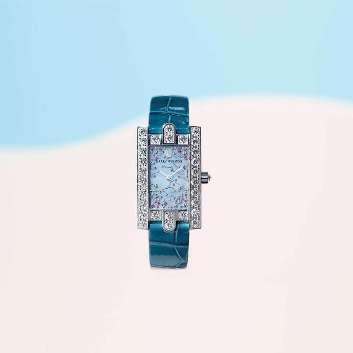 『HW アヴェニュー・クラシック チェリーブロッサム』￥4,400,000［ダイヤモンド×ピンクサファイア×マザーオブパール×ホワイトゴールド、ケースサイズW21×H36.1㎜、アリゲーターストラップ、クオーツ］