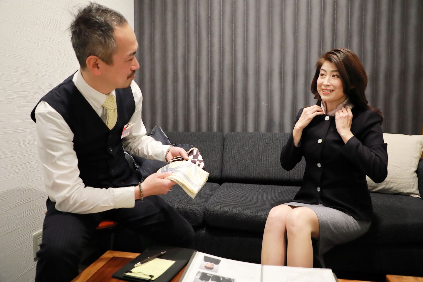 スカーフの有無を相談する橋本さん