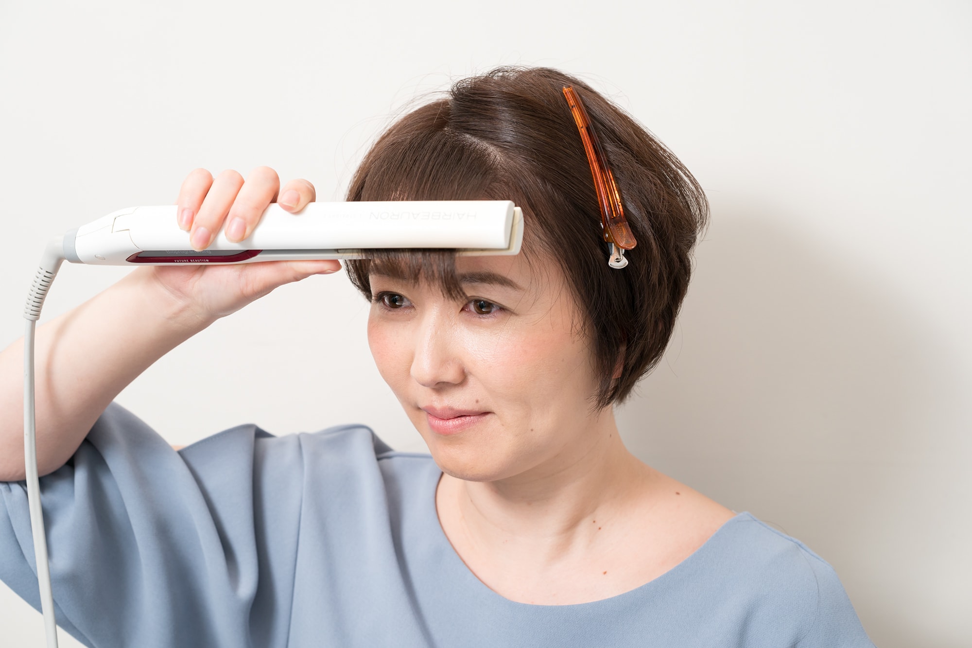 前髪の内側にあたる生え際をしっかり伸ばす