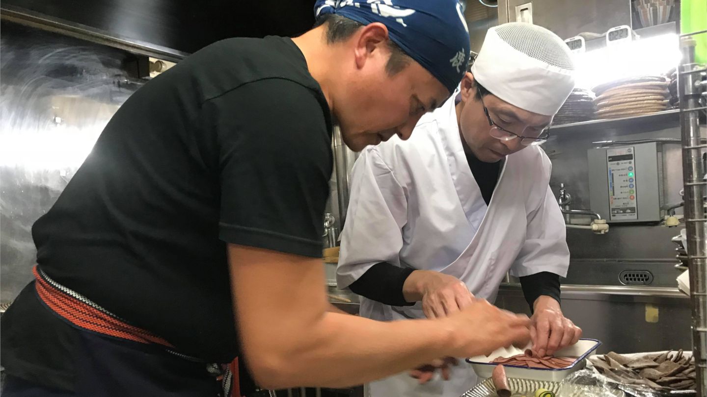 現代のエッセンスを加える蕎麦職人、山根健司氏と、アルプスから未知の食材を探求する山師料理人、長谷部晃氏