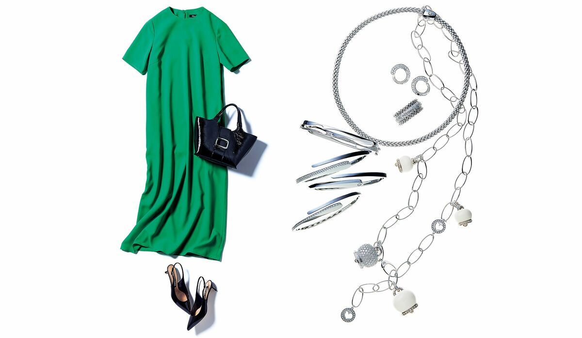 涼やかに着映える「遊び心あるジュエリー×カラーワンピース」の  