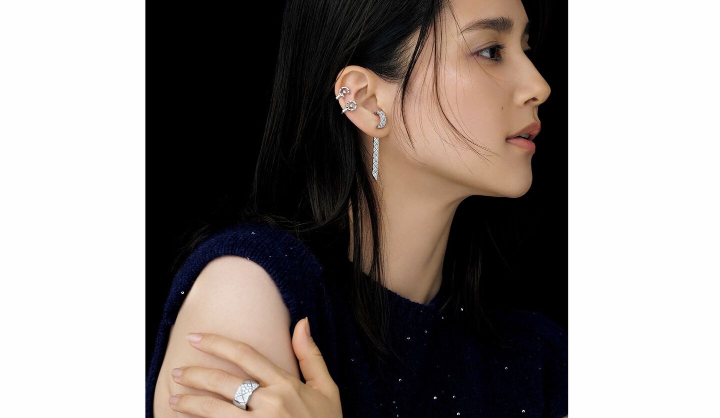 「シャネル」のジュエリーを纏う、モデル・Atsukoさん