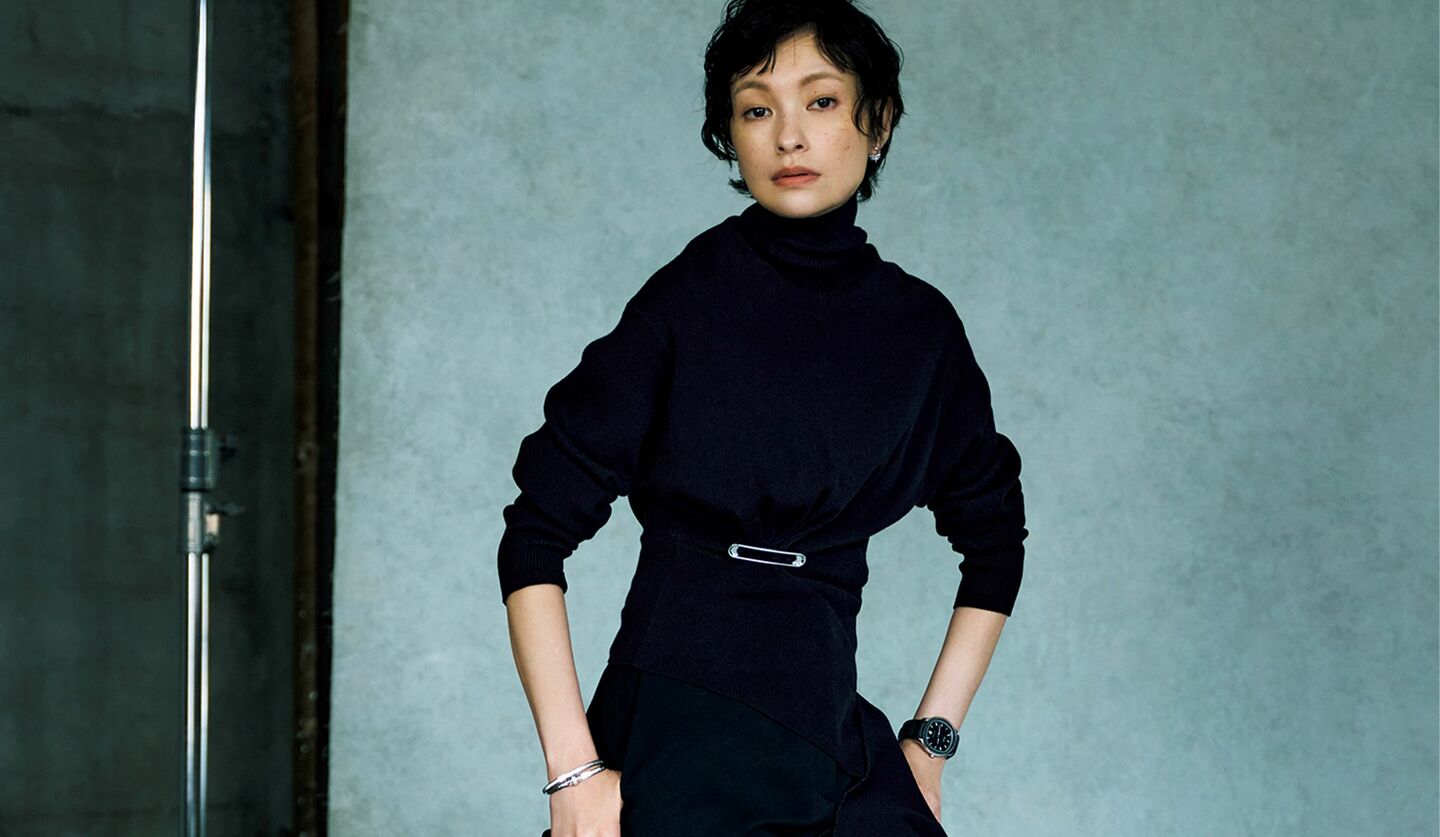 ランバンの黒タートルニットとパンツのオールブラックのスタイリングのモデル・太田莉菜さん