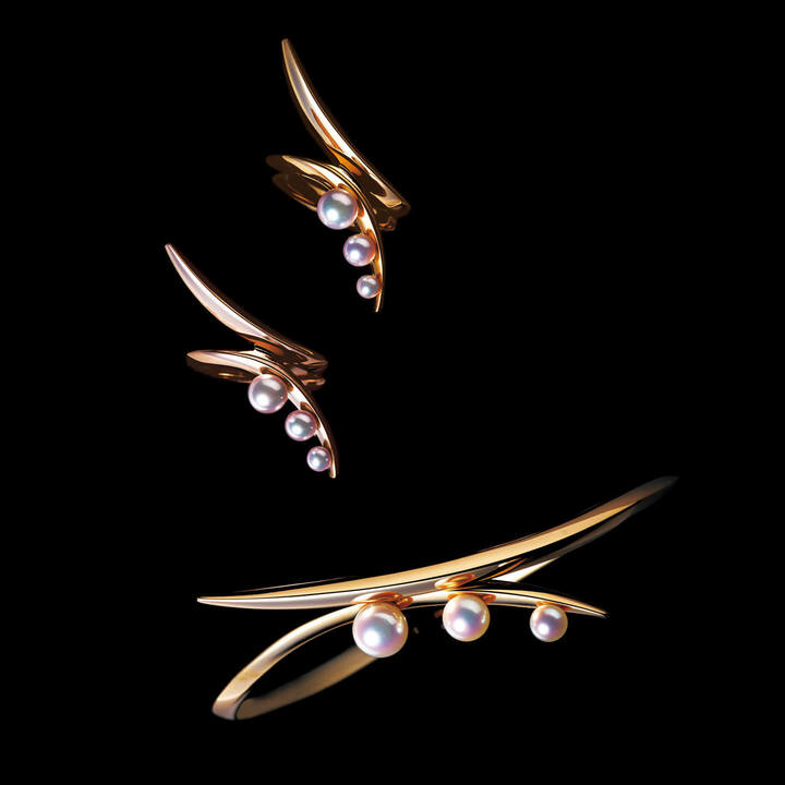 幾重にも巻いた真珠層による美しい照りは最高品質の証。ややピンクみを帯びた色調は、TASAKIのあこや真珠の特徴。『ナクレアス』リング各￥230,000〈左〉［SAKURA ゴールド×あこや真珠］・〈右〉［イエローゴールド×あこや真珠］・ブレスレット￥850,000［イエローゴールド×あこや真珠］（TASAKI〈TASAKI Atelier〉）