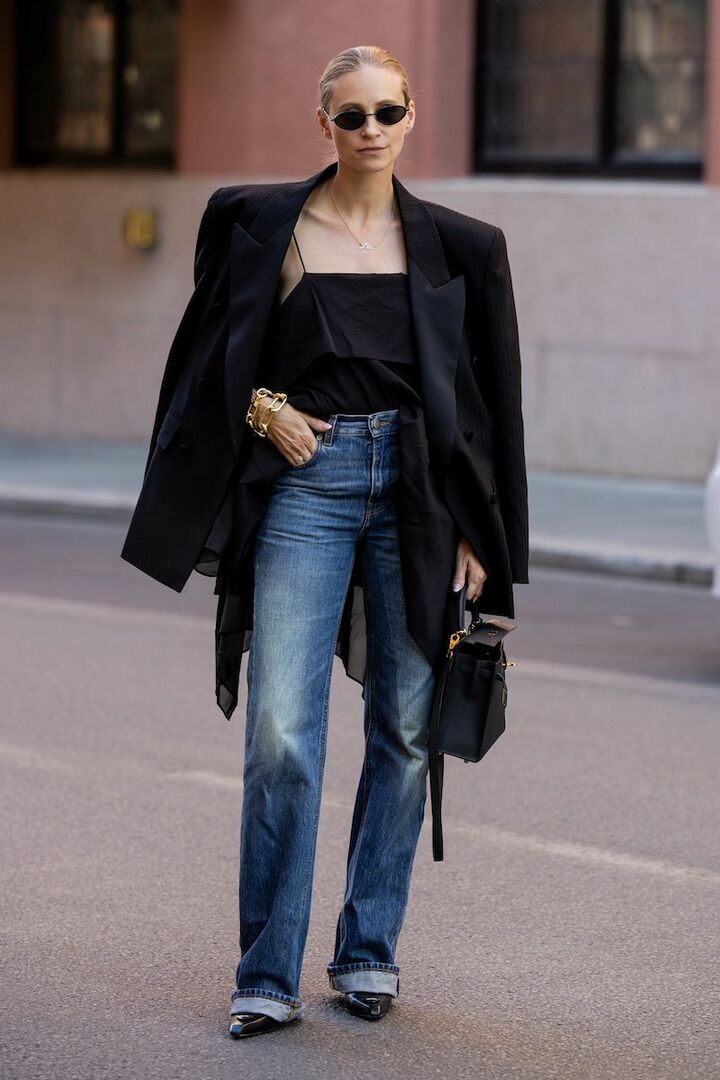 オーバーサイズジャケットと肌感の残るキャミソールのレイヤードで抑揚をつけて。