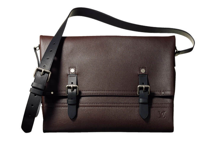 マグネット開閉で、物の出し入れもスムーズです。『キャニオン・ メッセンジャー MM』￥290,000［縦31×横38×マチ6cm］（ルイ・ヴィトン）