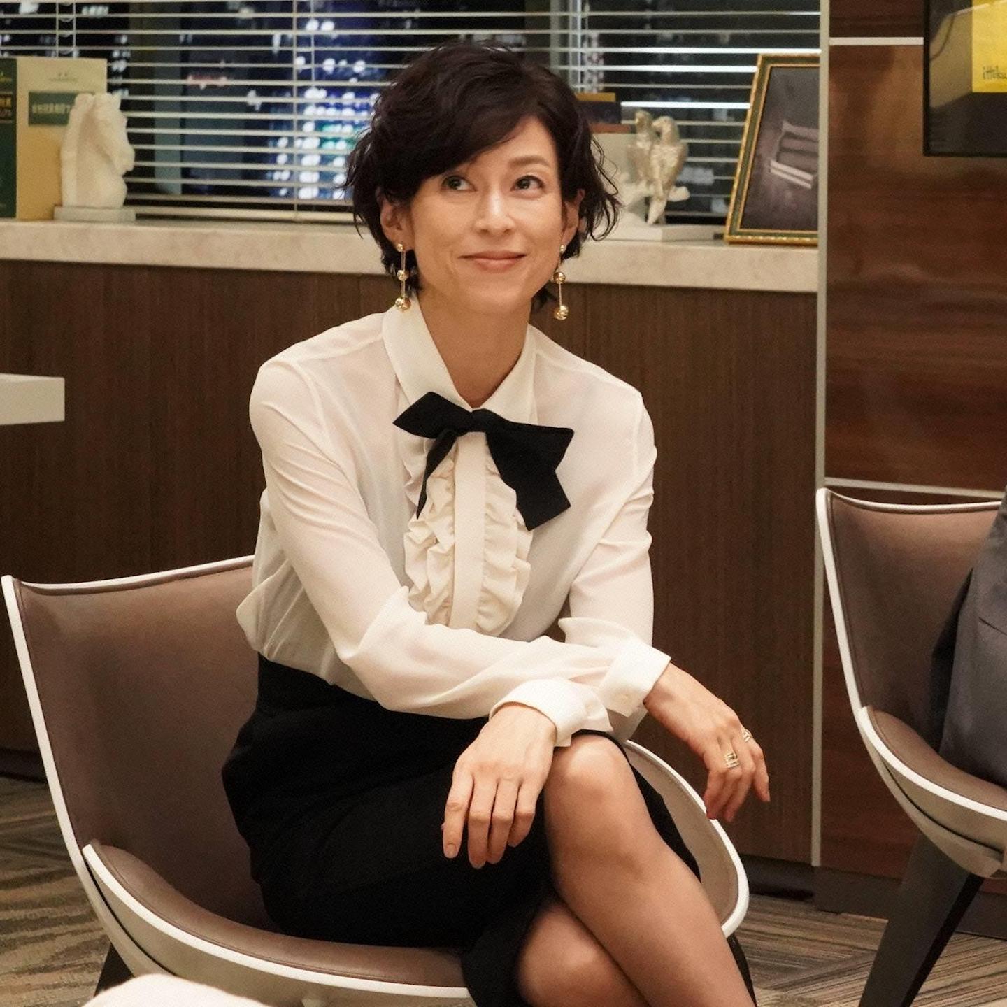 ■鈴木保奈美さんの「大人かわいいブラウス」や「威厳に満ちたダークタイル」にも注目!