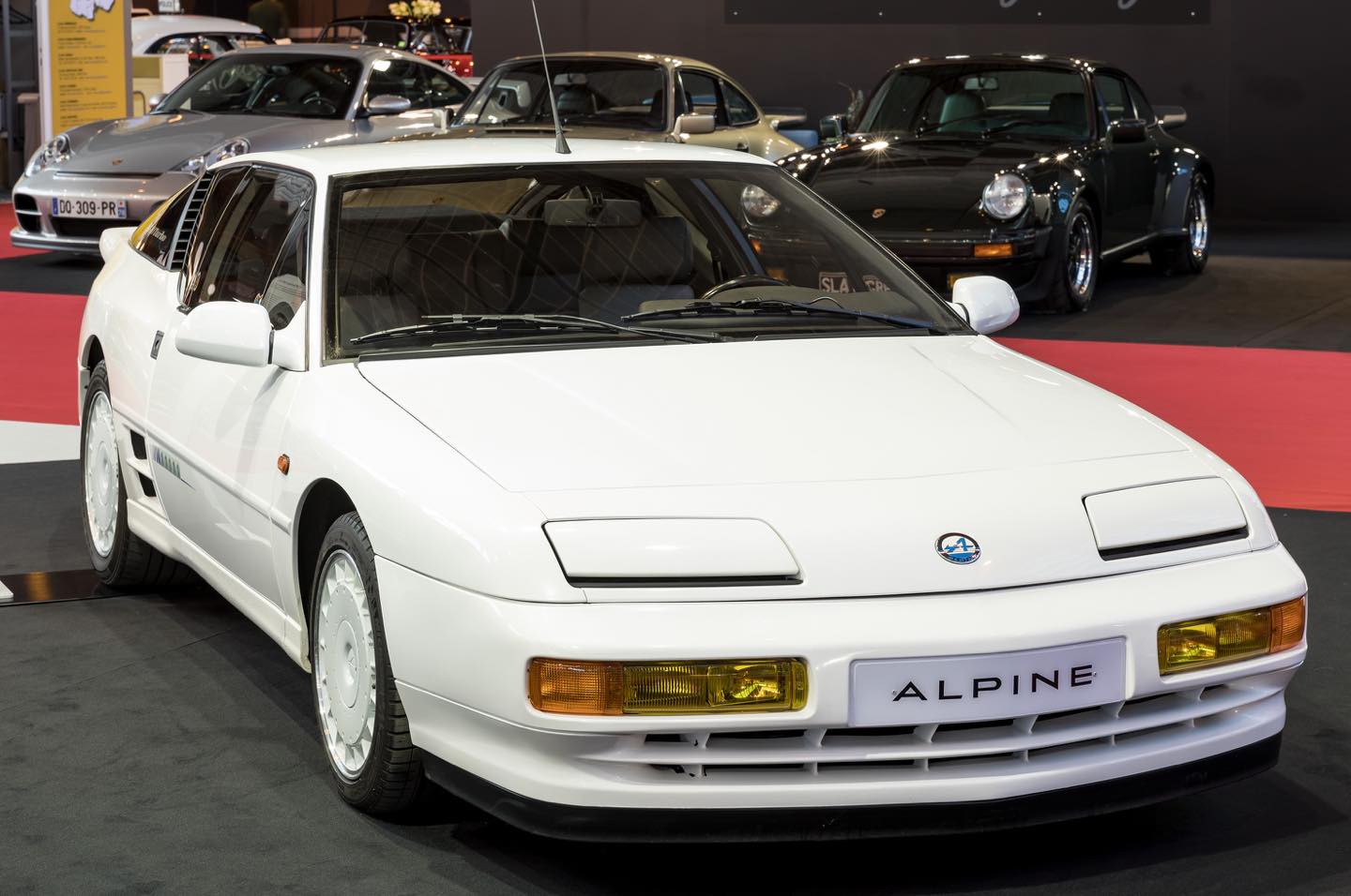 好景気を背景にクルマが高級化していった90年代初冬に登場した、「A610」。構造が似た「ポルシェ 911」(あくまでも構造上であって思想ではない)が日本で人気を誇った当時、通はこちらを選んだ。生産終了後、A110の名前が復活する2017年まで、アルピーヌの名を冠したモデルは途絶える。