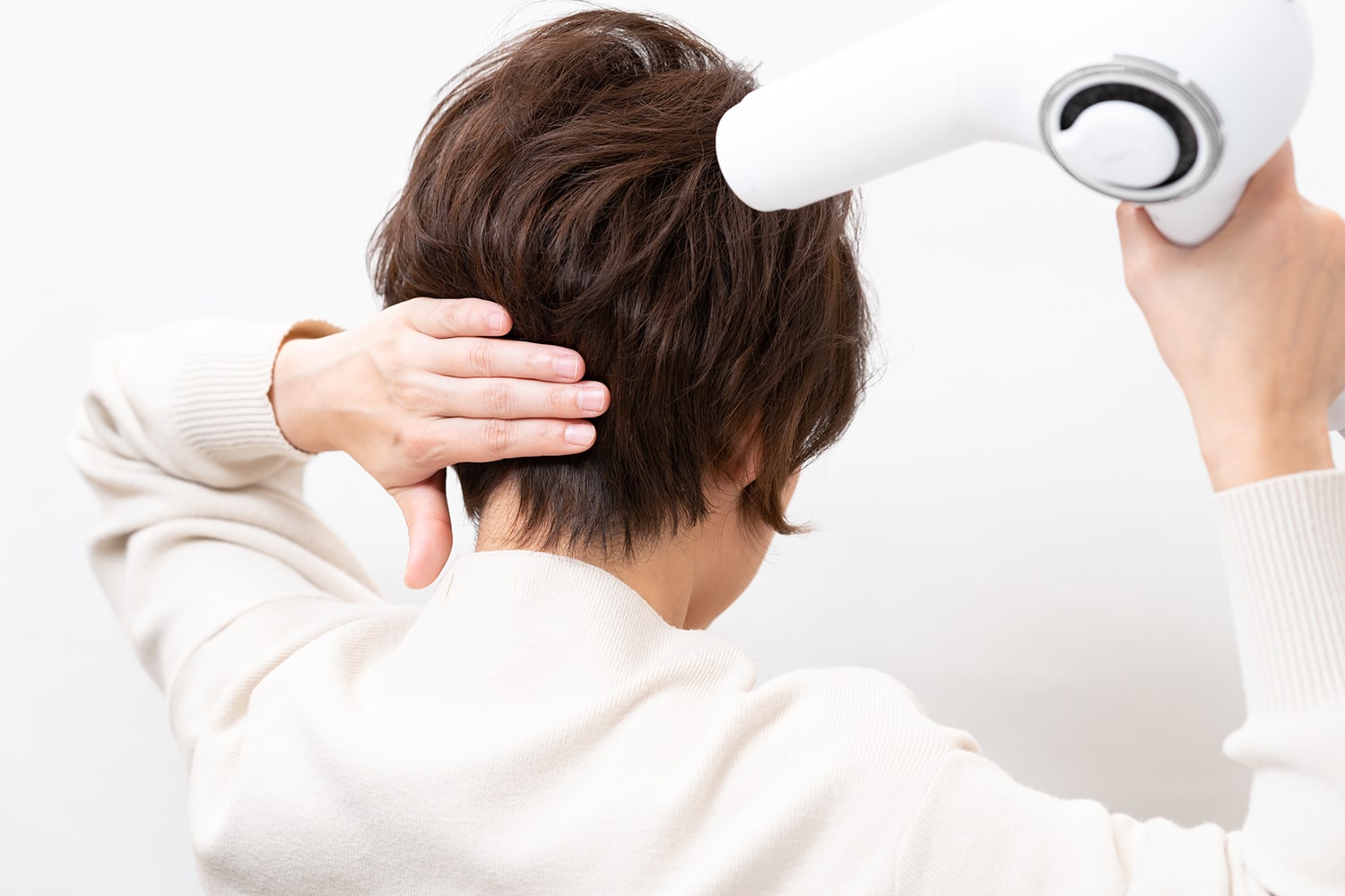 後頭部の丸みが際立つようにえり足部分だけ抑える。