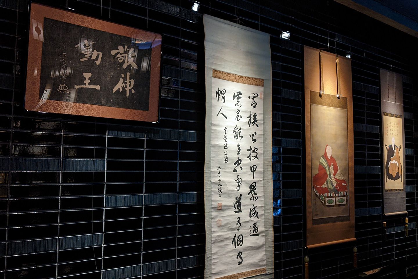 本堂の壁には蔵で保管されていた掛け軸や仏具が展示されています。