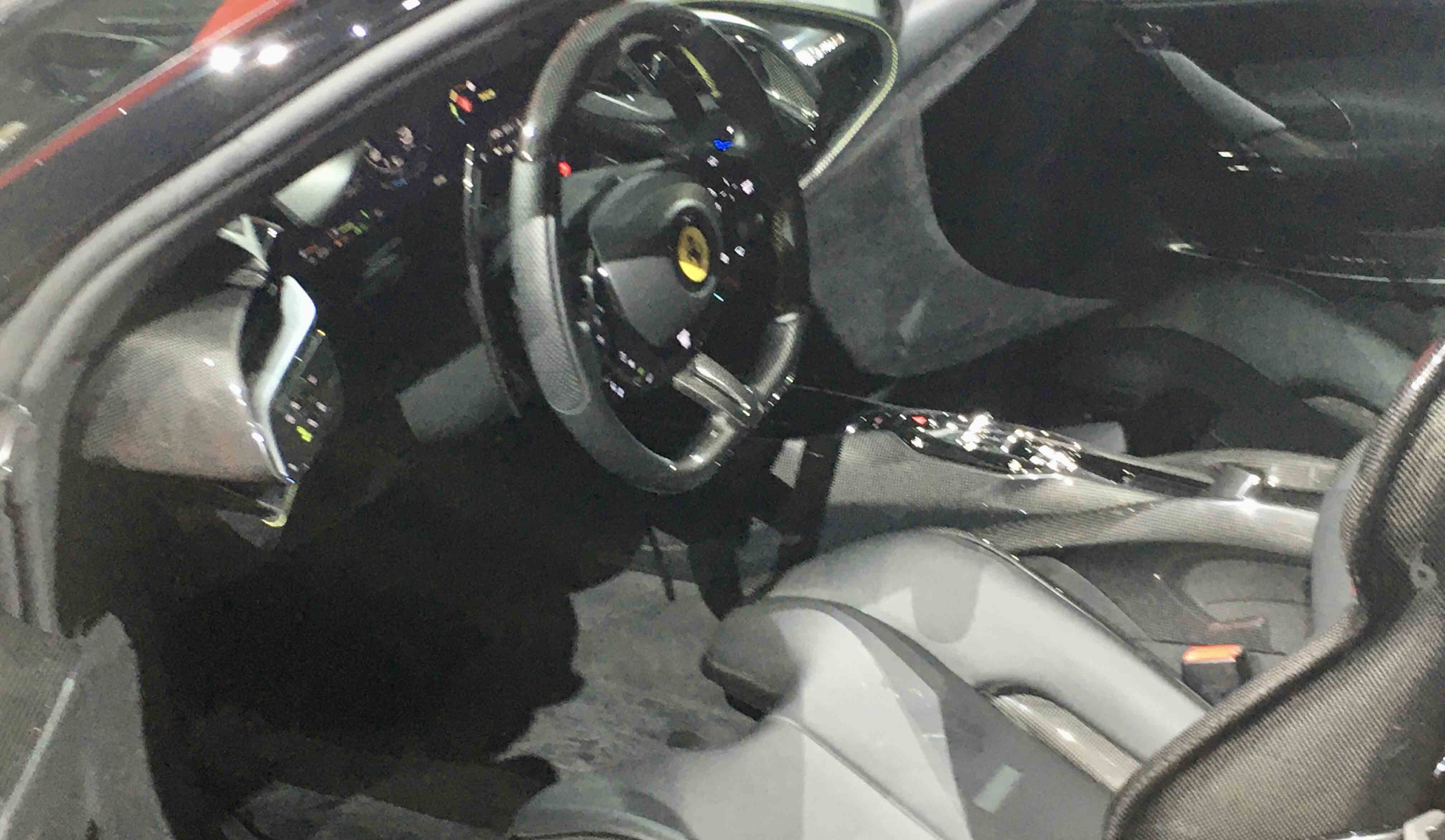 フルデジタルのモニターは16インチの大画面。カーボンファイバー製のシートも印象的だ。