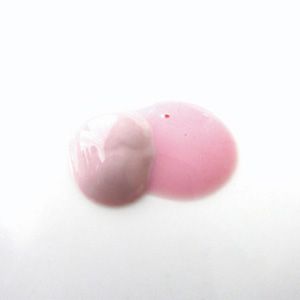 【NG】ピンクみが強い下地を使うと滑稽な赤ら顔に 血行のよいイキイキとした肌に仕上がる、と思い込み、ピンクの強い下地を仕込むと不自然な赤黒い顔に見える。