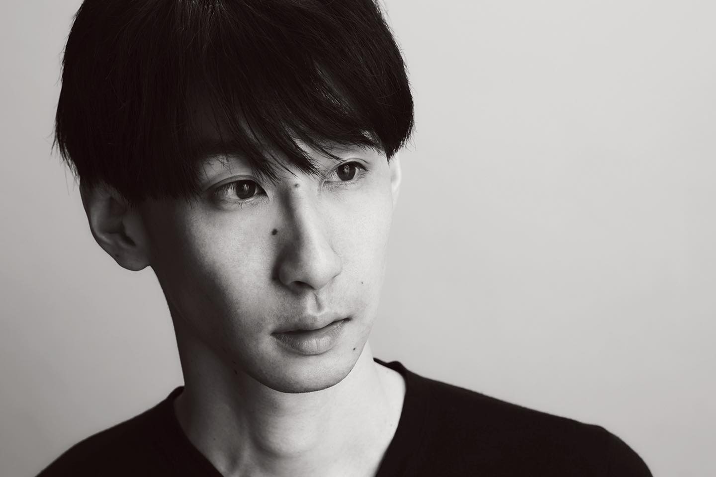 Harunobu Murata 1988年東京生まれ。エスモード学院を卒業後、渡伊。ミラノのマランゴーニ学院在学中に数々の賞を受賞し、23歳の若さでデビュー。帰国後の2019年に自身のブランドをスタート。