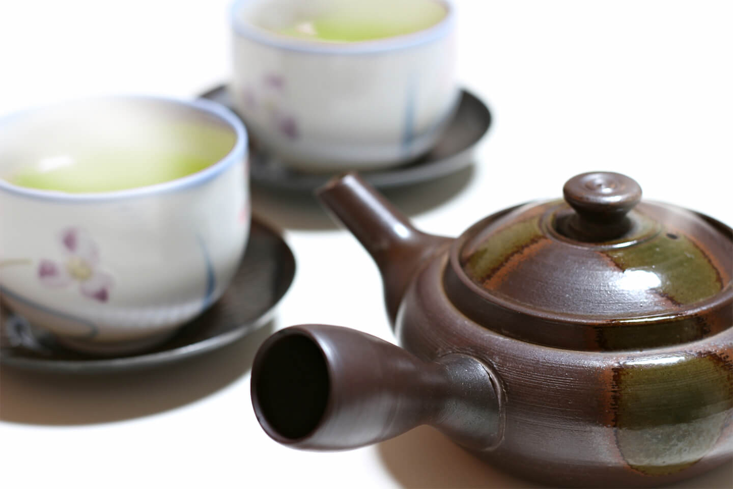 急須とお茶の入った湯のみ