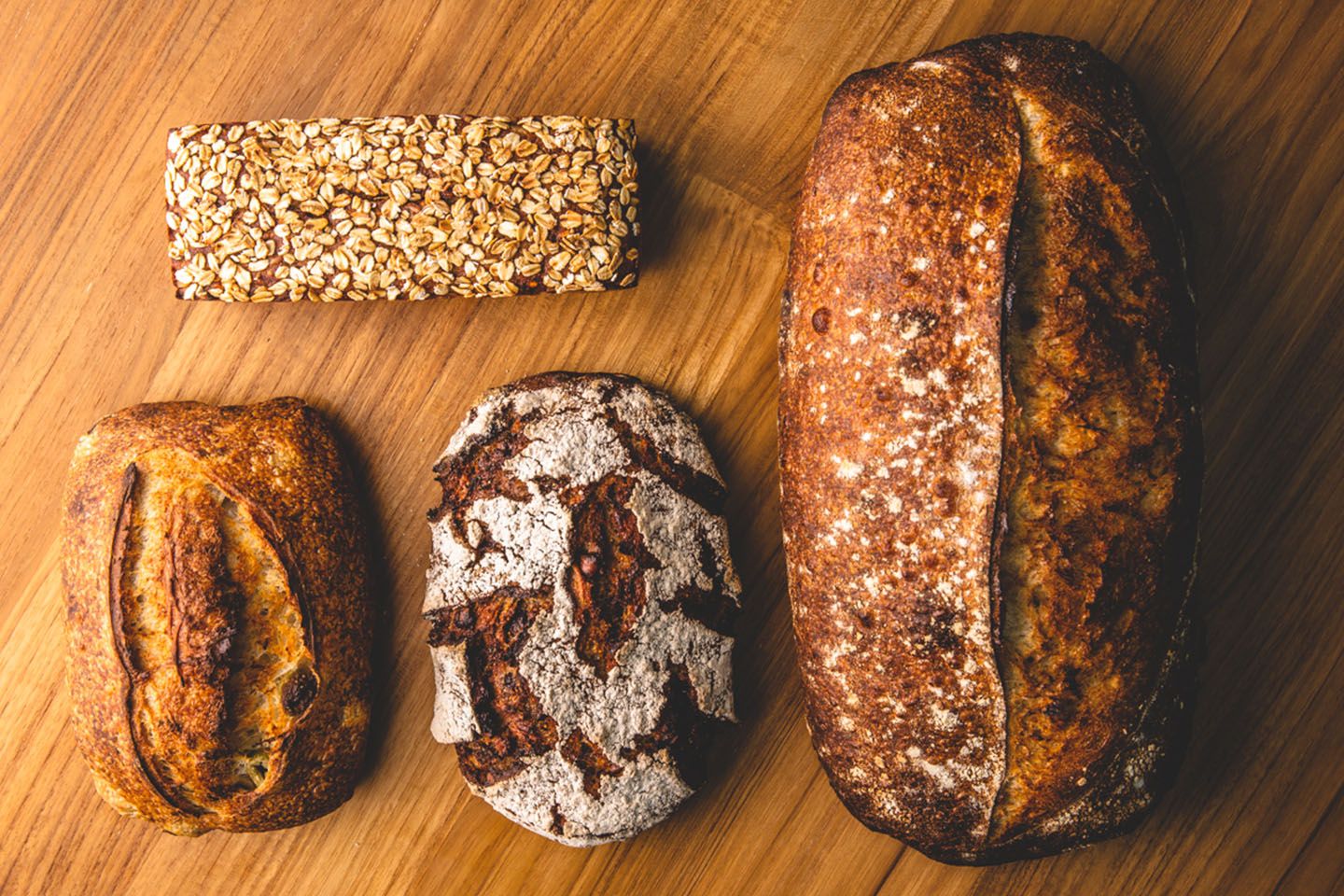 写真左上から反時計回りに「Grain」「Olive&Rosemary」「Fig&Wallnut」「Sourdough Bread」