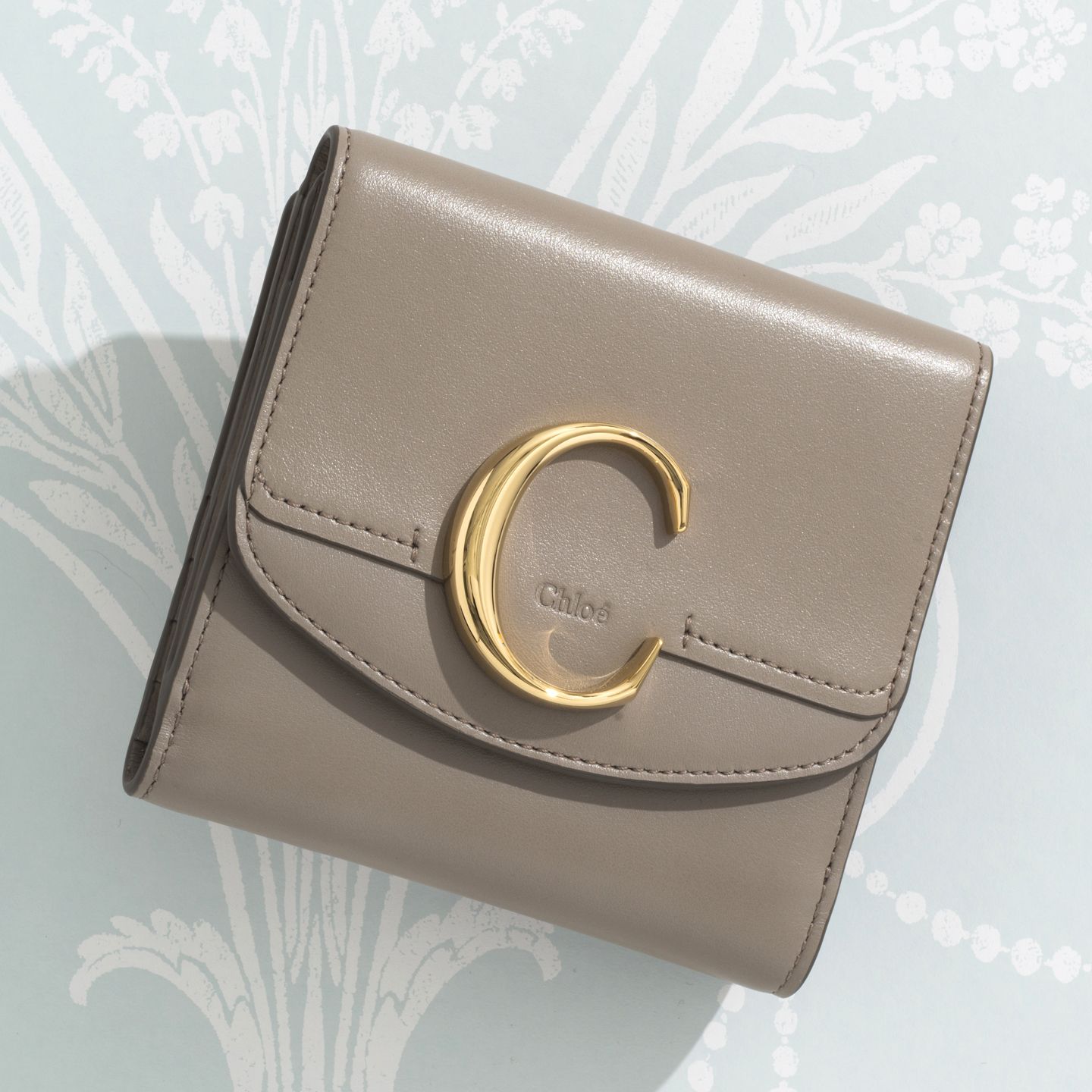 二つ折り財布「Chloé C(クロエ シー)」【縦9×横11cm】¥56,000(税抜)