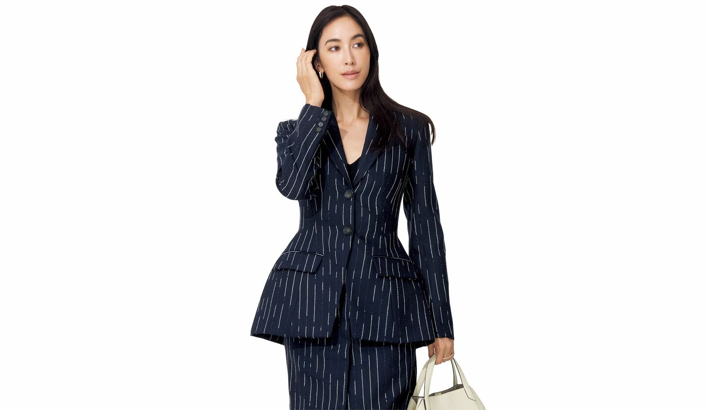 「アーデム」のジャケット＆スカートを着用した、モデルの立野リカさん