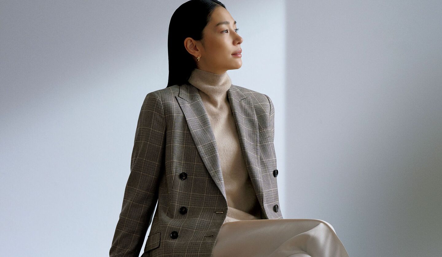 「キートン」のカシミアジャケットを着用したモデルの大塚まゆかさん