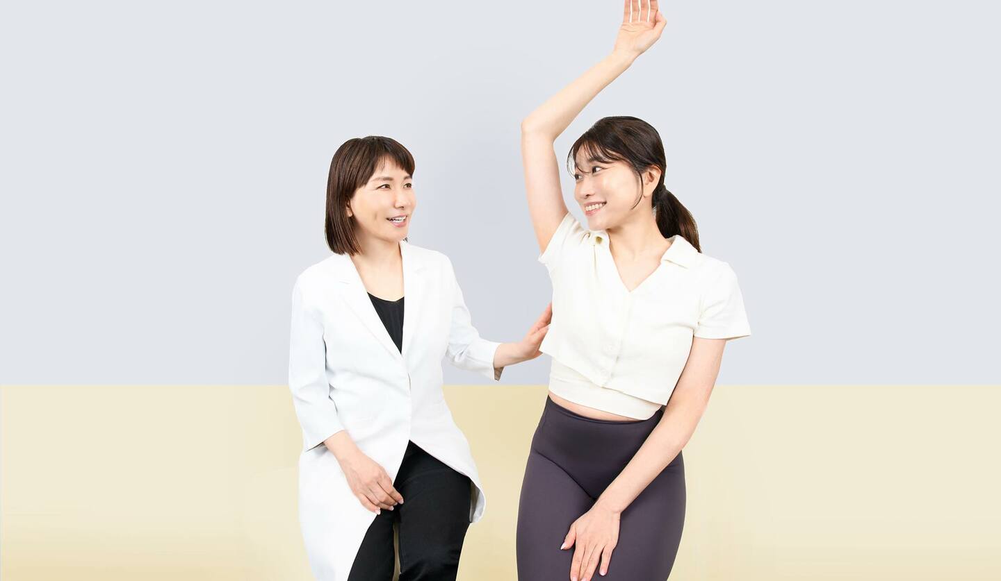 エイジングデザイナーの村木宏衣さんが教えるストレッチで顔のたるみを解消するメソッドを試しているモデル女性の画像