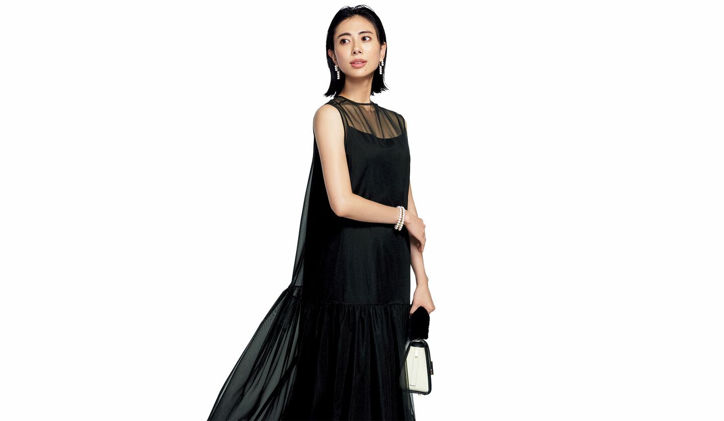 「サヴィル サヴィ」のリトルブラックドレスを着用したモデルの土屋巴瑞季さん