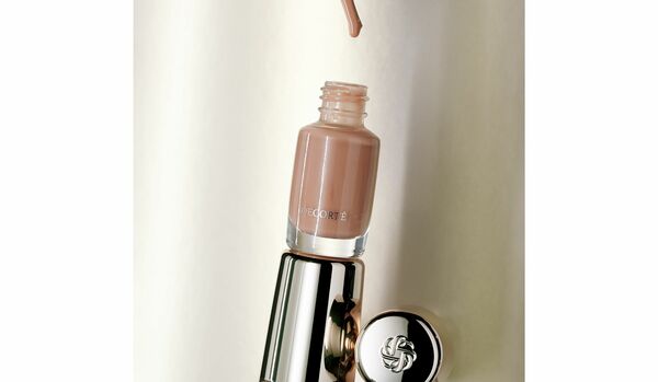 塗るだけで大人の指先を上品に演出する【ベージュネイル】なら「コスメデコルテ」！血色感が絶妙な優秀色をチェック