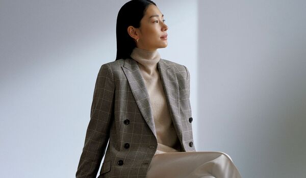 1/23 Fri｜端正なのに驚くほど軽やかな「キートン」のカシミアジャケットで、柔らかな気品を漂わせて【365日コーディネート】