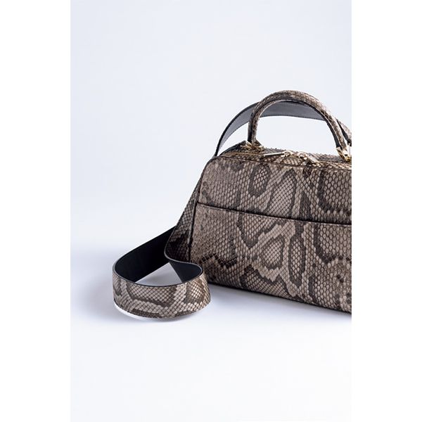 インパクトチョコレートブラウンになじみながら、インパクトを与えるのがパイソンのバッグ。プレシャスレザーの迫力とナチュラルな色調が「ワントーン」をよりセンスよく見せる。