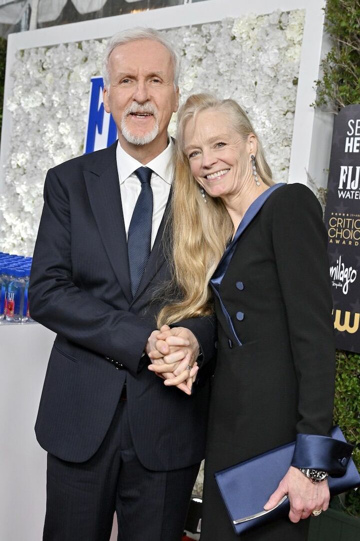 2023年1月、第28回クリティクス・チョイス・アワードにて、妻のスージー・エイミスと。