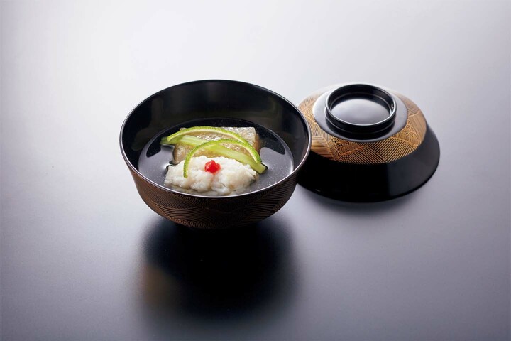 「柏屋 大阪千里山」の七夕の季節のコースで提供される「煮物椀 鱧の葛打ち キヌアの葛豆腐」