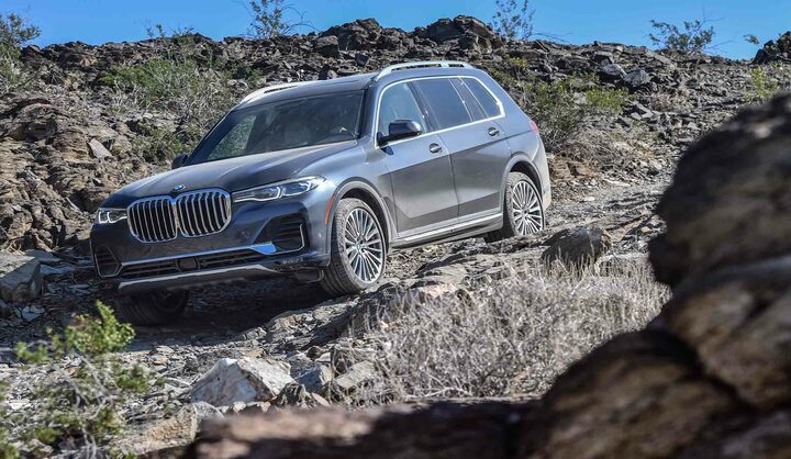 こちらもメーカー提供の写真。大型高級SUVで岩場をがんがん走ってこそ、真の贅沢といえまいか。