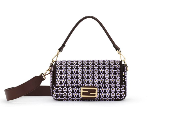 洒脱な抜け感を生むマチュアな配色 バッグ「バゲット」￥742,500【サイズ：縦15×横27×マチ6cm／ショルダーストラップ付き】