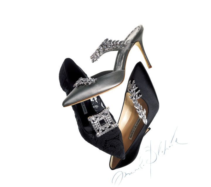 上から／靴［上］甲をドラマティックにつたうビジューは、まるで流星のよう。ラウンドカットやマーキス、ペアシェイプのビジューをちりばめて。『LURUM』［ヒール9㎝］￥167,000・［左下］スクエアのビジューは甲から立ち上るように湾曲させ、構築的なフォルムに。色香漂うブラックレースと白く輝くビジューのコントラストが優美。『BORLAK』［ヒール9㎝］￥154,000・［右下］ポインテッドトウのサテンパンプスに施した、翼のごとく繊細なビジューにうっとり。『NADIA』［ヒール9㎝］￥150,000（ブルーベル・ジャパン〈マノロ ブラニク〉）　[Precious2018年5月号210ページ] 　