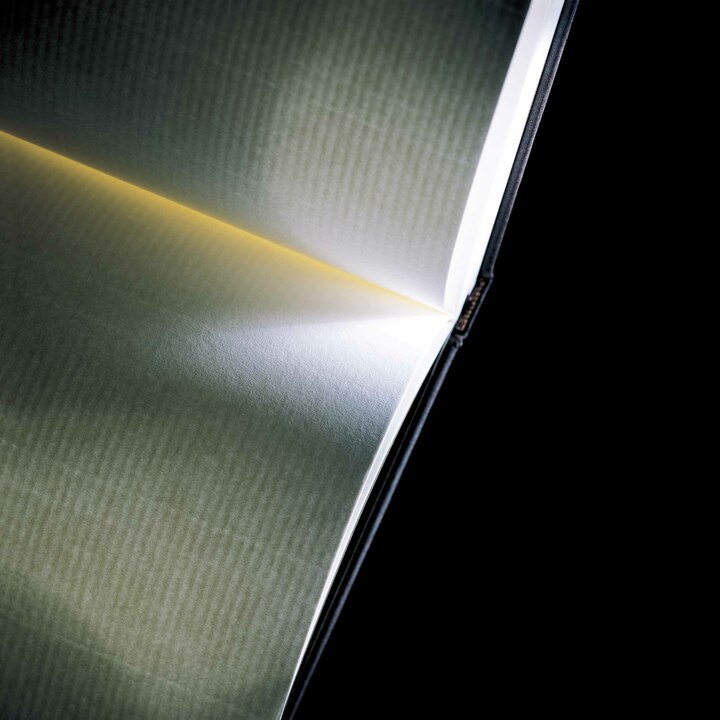 ●『メモリーブック』￥4,300［横20×縦24cm］とB5サイズより少し小さめ。ハードカバー風の表紙は独特な上質感を醸す色合いで、ブラウン、ピンク、ブルー、シルバーの４色を展開。全80ページ（二重に折られた用紙40枚）。（銀座・伊東屋）