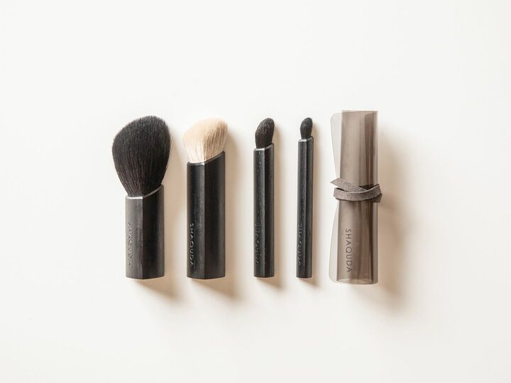 左からシャクダ ３D マルチフェイスブラッシュ、３D ファンデーションブラッシュ、３D ブレンディングアイブラッシュ、３D スモーキーアイブラッシュ