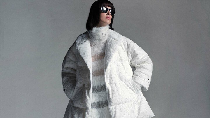 タトラスの「2025AW PEARL COLLECTION」を纏った女性