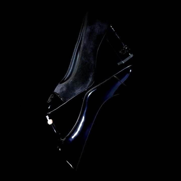 上から／靴￥121,000【ヒール：9cm】・靴￥108,000【ヒール：7.5cm】（シャネル）　[Precious2018年11月号122ページ] 