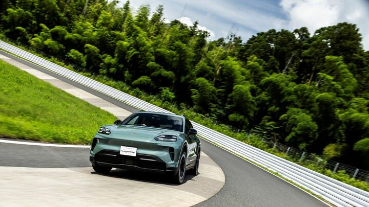 専用コースでの走行シーンの1コマ。安定感抜群の振る舞いで、ずっと運転していたくなる！