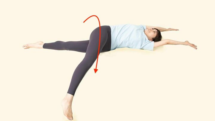 仙骨を意識しながら、上げた右足を左側に倒す