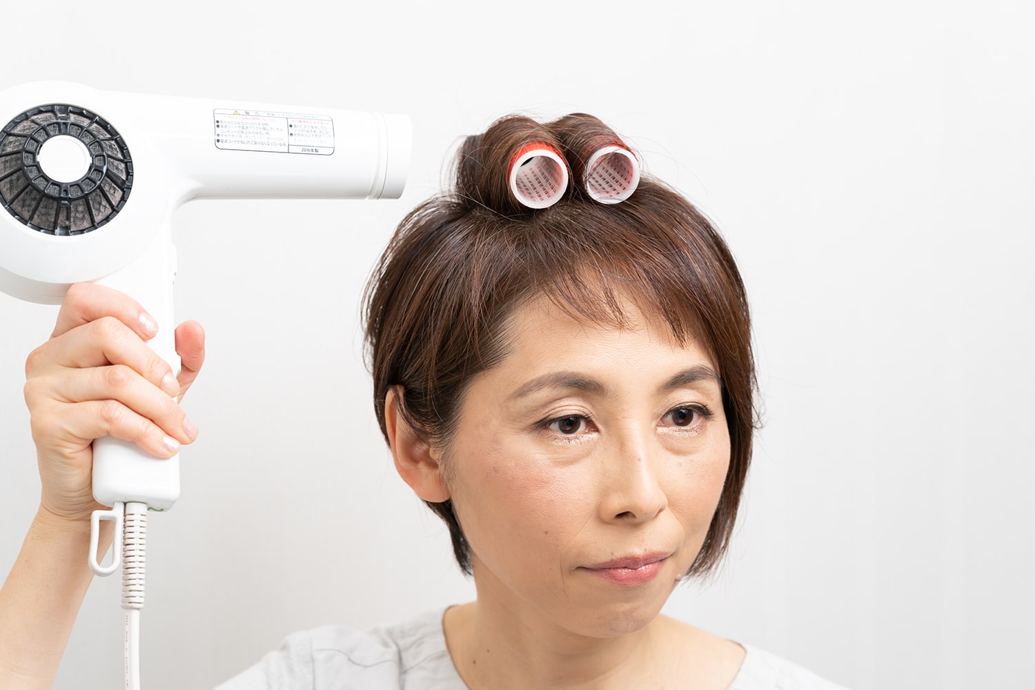 分け目の根元からふんわり立つように、根元を中心にドライヤーをあてる。