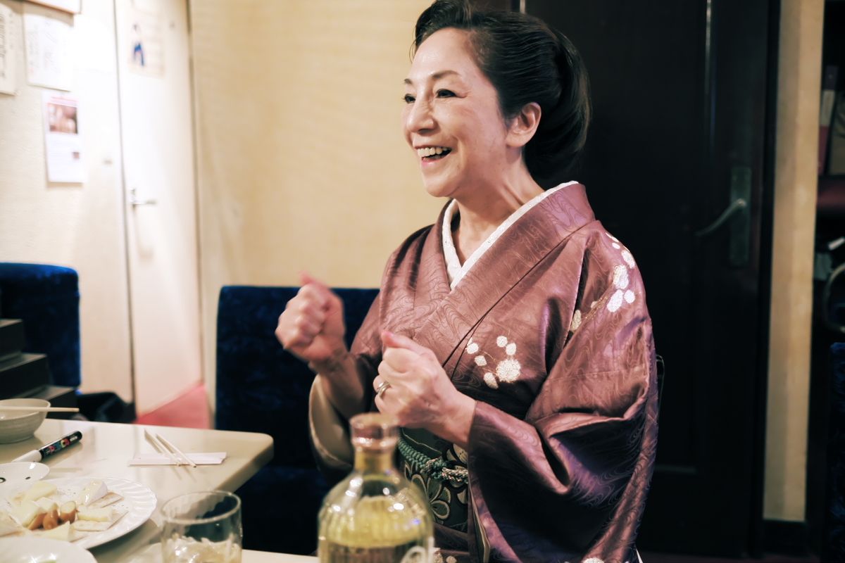 現在は着物が定番の友子ママだが、かつてはドレス時代も。6月5日の友子ママの誕生日にはドレスで店に立つという