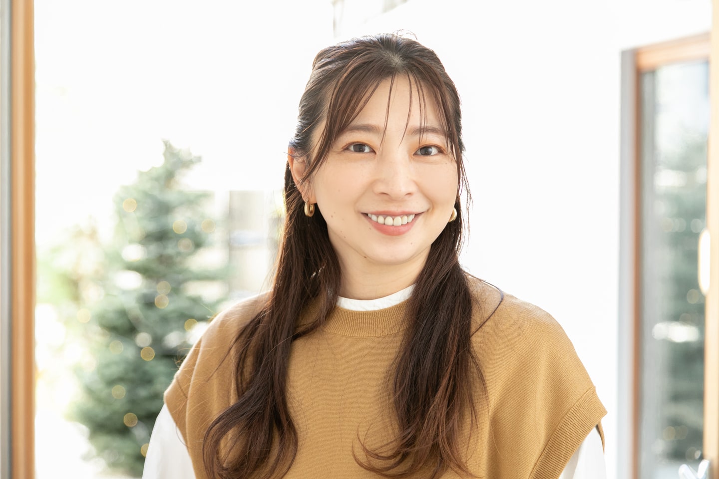 PearL アートディレクター・CHIEさん。電気バリブラシにハマっているというCHIEさん。「マスク必須の今だからこそ、内側からのケアは忘れずにしたいと思って続けています。頭皮の血流が良くなり、頭がすっきり&リラックス効果も。肌もトーンアップしてリフトアップします。1日10分するだけで効果が絶大なのも魅力です」Instagramアカウント@pearl.chie