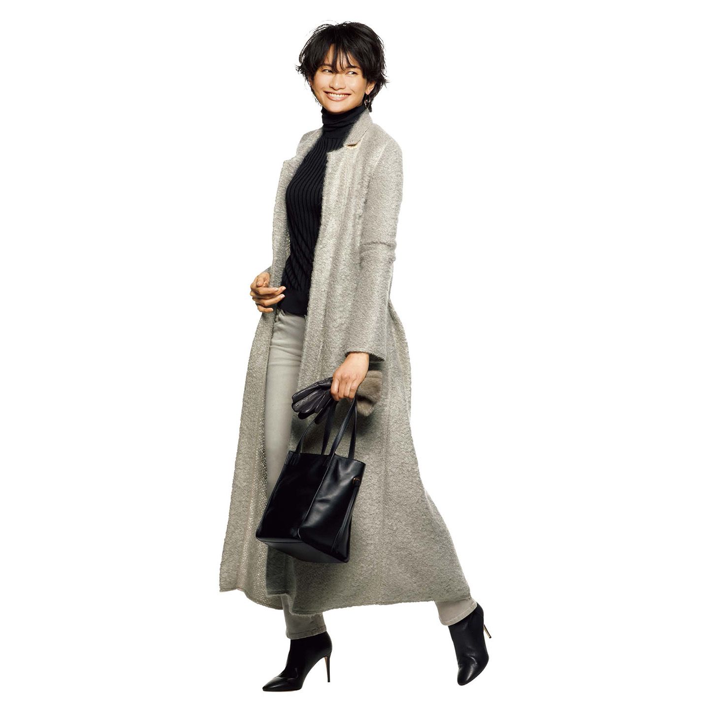 アウター¥118,000(コロネット〈フォルテ フォルテ〉)、ニット¥38,000(ストラスブルゴ〈アリクアム〉)、パンツ¥41,000(ヤコブコーエン GINZA SIX)、手袋¥97,000(キートン)、ピアス¥78,000(showroom SESSION〈ヒロタカ〉)、バッグ¥120,000(J&M デヴィッドソン 青山店)、靴¥114,000(JIMMY CHOO)
