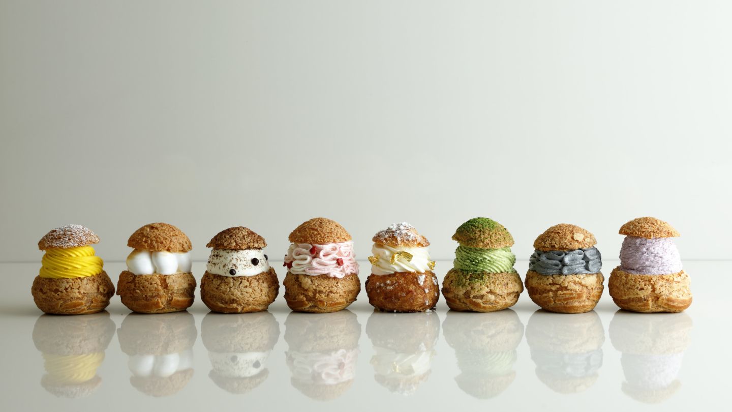 8種類のシュークリーム(左から、マンゴー&パッションフルーツ、シトロン、ティラミス、ラズベリー&ライチ、バニラ、抹茶、セサミ、ブルーベリー&ヨーグルト)