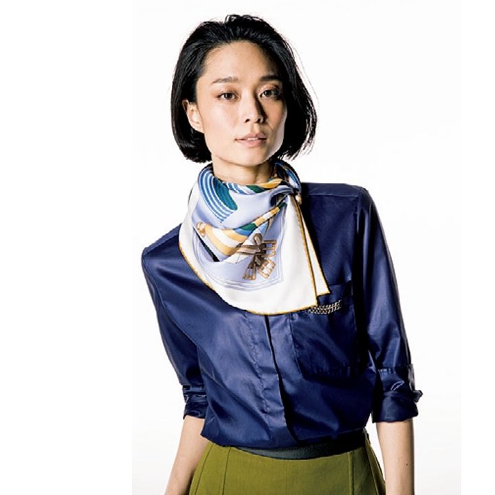 スカーフ『カレ』・シャツ・パンツ(エルメスジャポン) 撮影/川田有二 BY:『Precious5月号』小学館、2019年