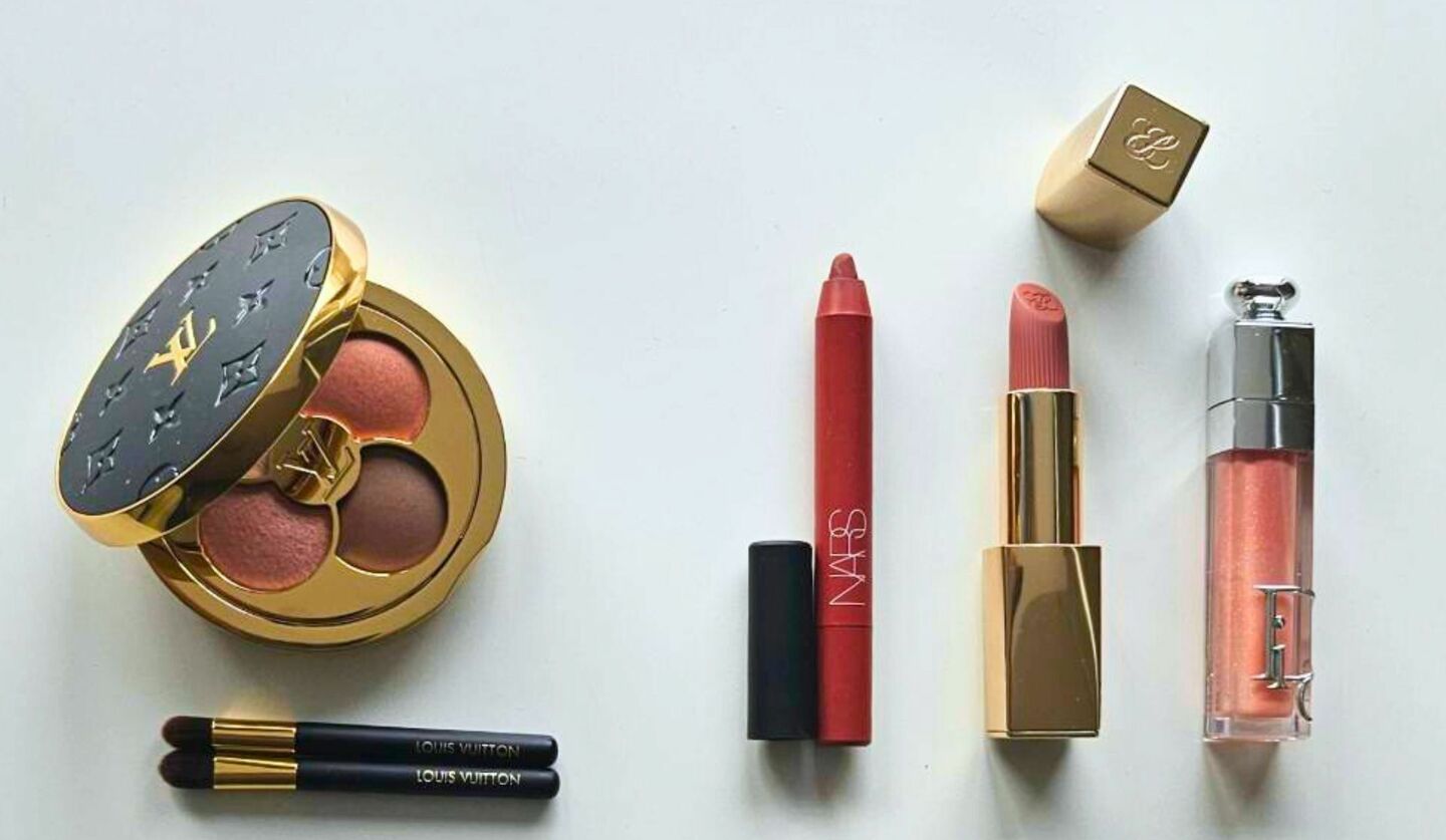 ルイ・ヴィトンの4色アイシャドウ,NARSのリップペンシル,エスティローダーの口紅,パルファン・クリスチャン・ディオールのリップグロス