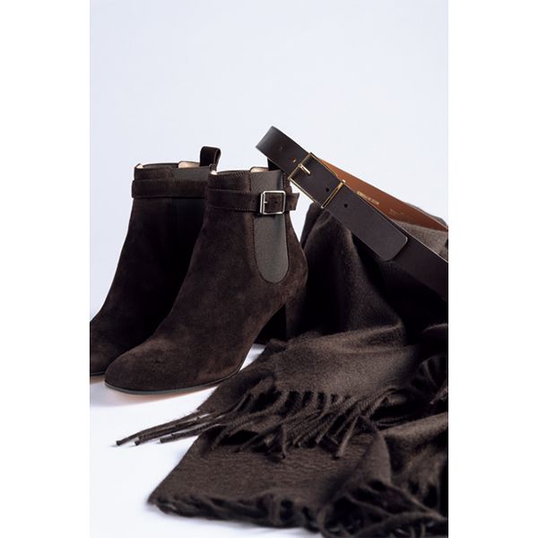 リンク小物ベルト、ショートブーツ、そしてストールは主役であるコートの色調＝チョコレートブラウンにすべて統一。バッグ以外の小物は、主張をさせずになじませることが成功の秘訣。