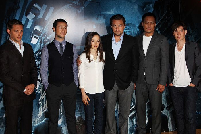 2010年7月7日、ロンドンのザ ドーチェスターで行われたフォトコール。左からトム・ハーディ、ジョセフ・ゴードン=レヴィット、エリオット・ペイジ(当時は旧名のエレン・ペイジ名義)、レオナルド・ディカプリオ、渡辺謙、キリアン・マーフィー。