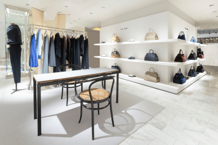 The Rowの世界観を表現するヴィンテージ家具が並ぶ店内
