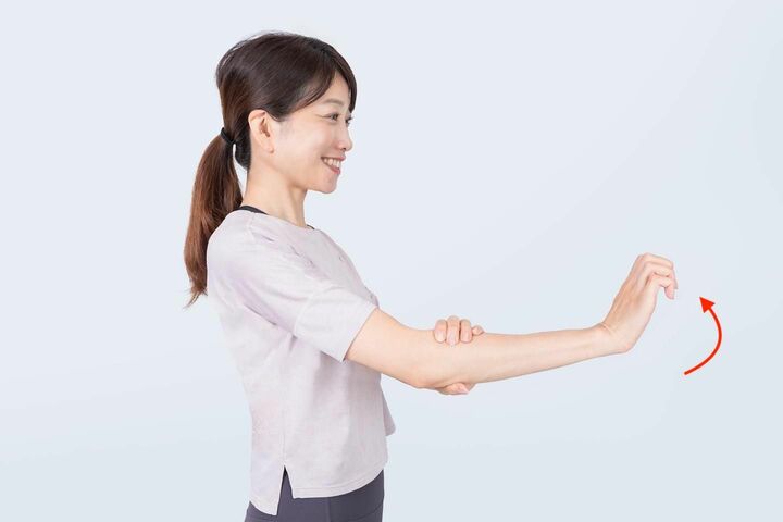 左手の人さし指、中指、薬指で「円回内筋」を抑えるように、つかむ