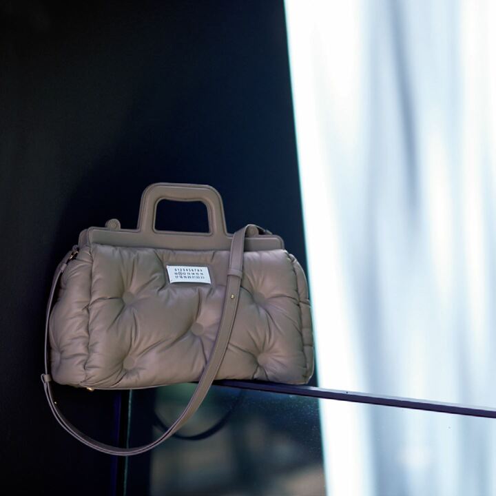 グラム スラムのハンドバッグ［縦25×横36.5×マチ13cm］￥280,000（メゾン マルジェラ トウキョウ〈メゾン マルジェラ〉）